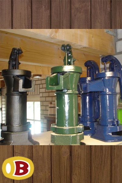 Kleine ijzeren handpomp